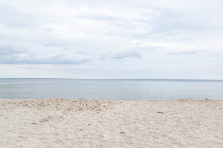 Bałtyk w oczach świata: Dlaczego zagraniczni turyści coraz chętniej odwiedzają polskie wybrzeże?