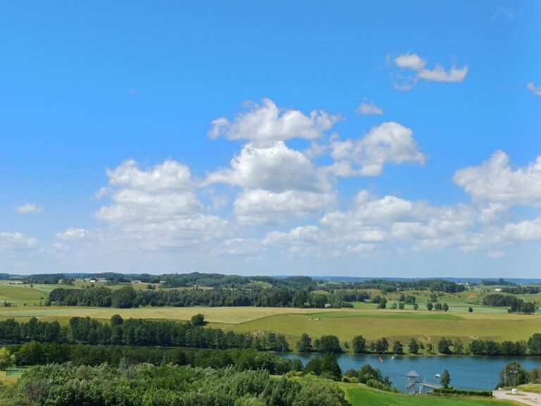 Uroki jeziora Szelment: Dlaczego dwa jeziora na Suwalszczyźnie skradły serca turystów?